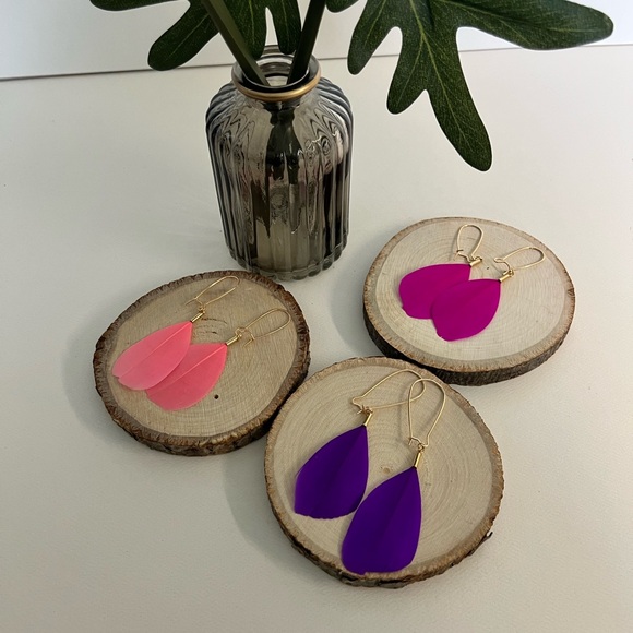 Flirty Hippie Chic Lightweight Feather Earrings - Feather Kawaii Hoops Earrings - Picture 3 of 16